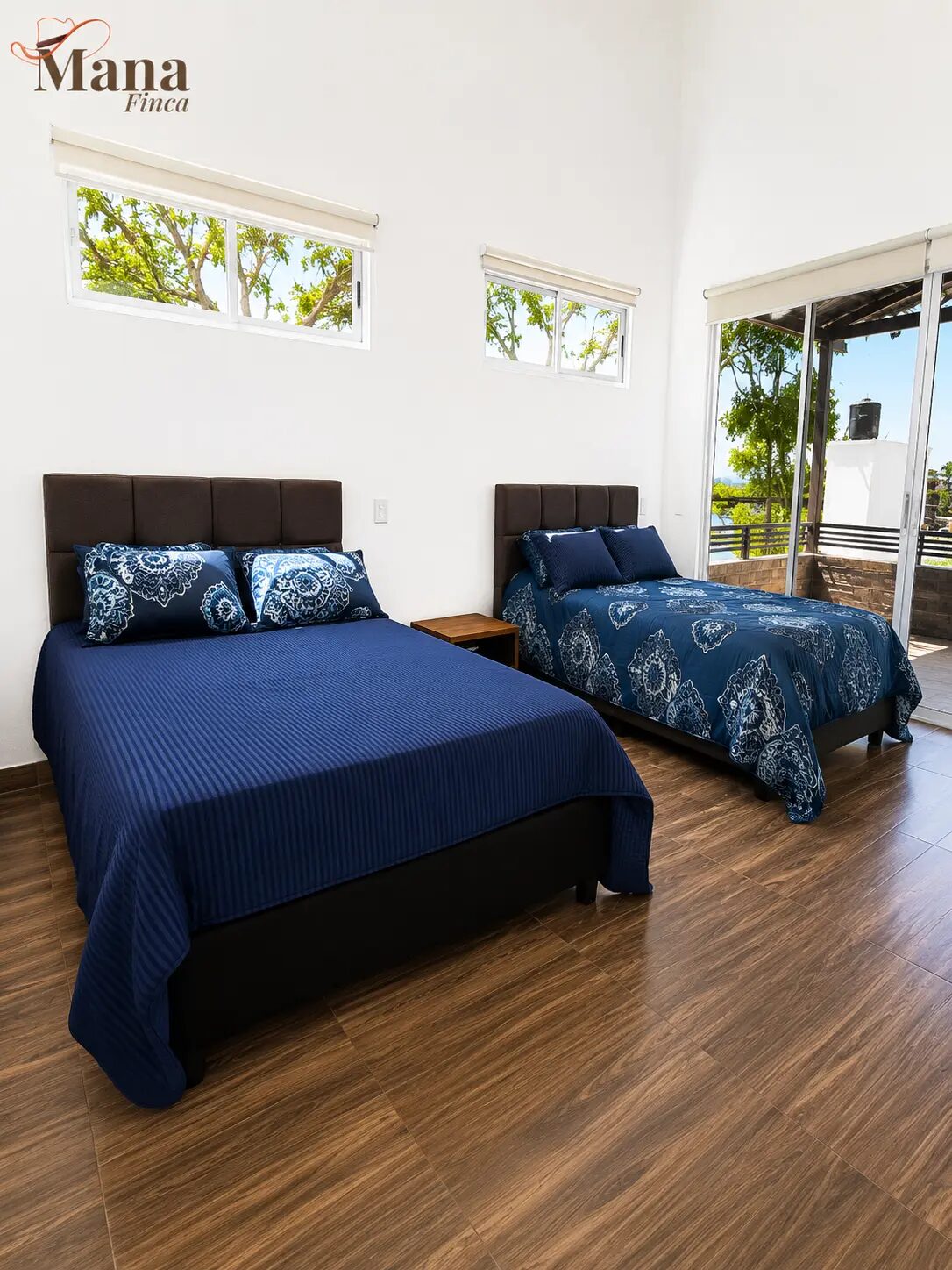 Habitación de Finca Mana con dos camas y salida a la terraza