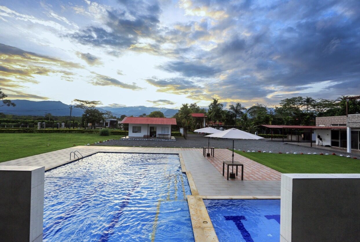 Piscina de Finca Mana de día con vista a la montaña