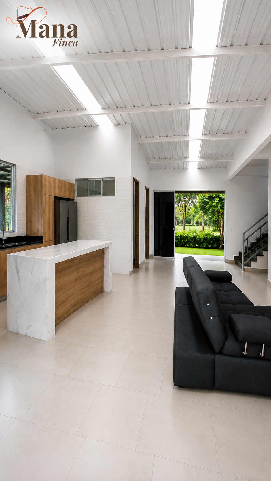 Sala y cocina abiertas de Finca Mana con vista al jardín